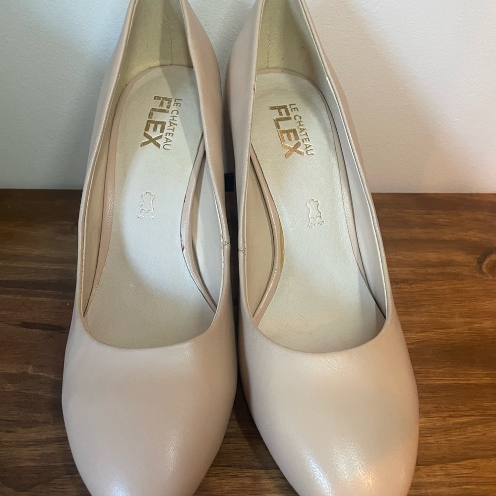 Le Chateau Women's Classic Cream Leather Block Heels - Picture 2 of 11